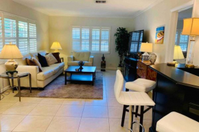 Intracoastal Apartment- Walk to Beach and Restaurants